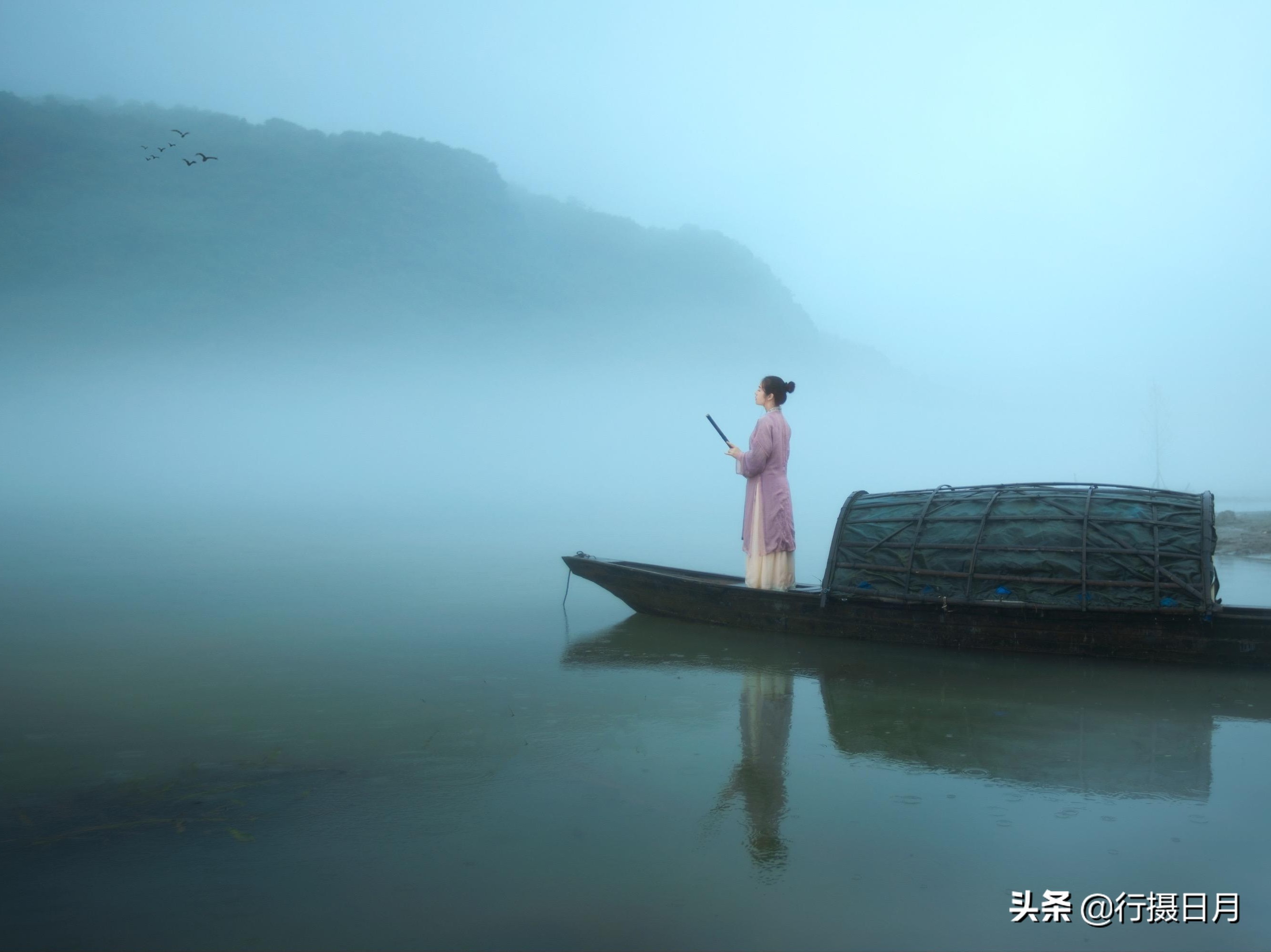 一朵青花为谁开，开在红尘紫陌，一眉笑意为谁婀，婀起和颜悦色？