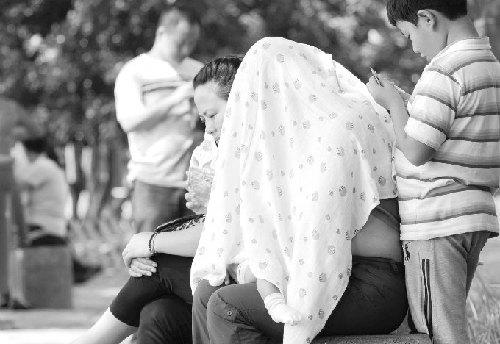 哺乳尴尬症,长途车上怎么给孩子喂奶