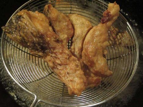 炸鱼块太粘锅？下锅前多做这一步，块块都完整