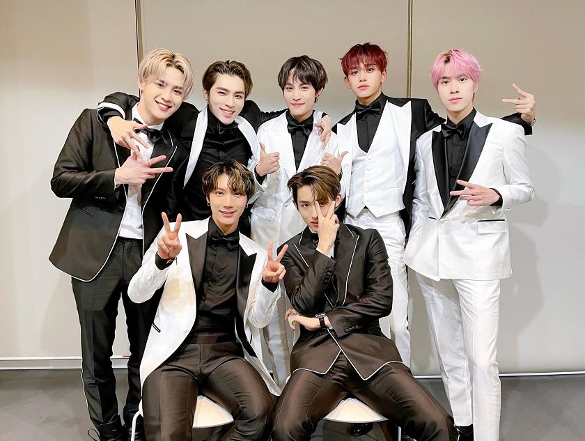 威神v删burberry相关，糊咖唯一资源没了，还被说立人设