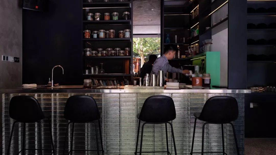 在110㎡空间里创造了两个世界，成都这个酒吧允许你上班时饮酒