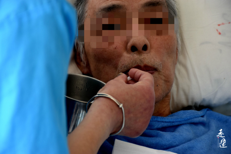 “第一次抠便，我差点吐了”！我和我的三百个爸妈