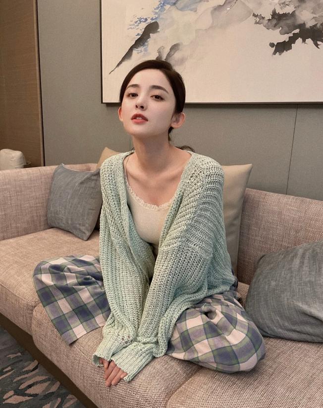 古力娜扎最新牛裤仔穿搭 (古力娜扎穿深v复古格子衫)