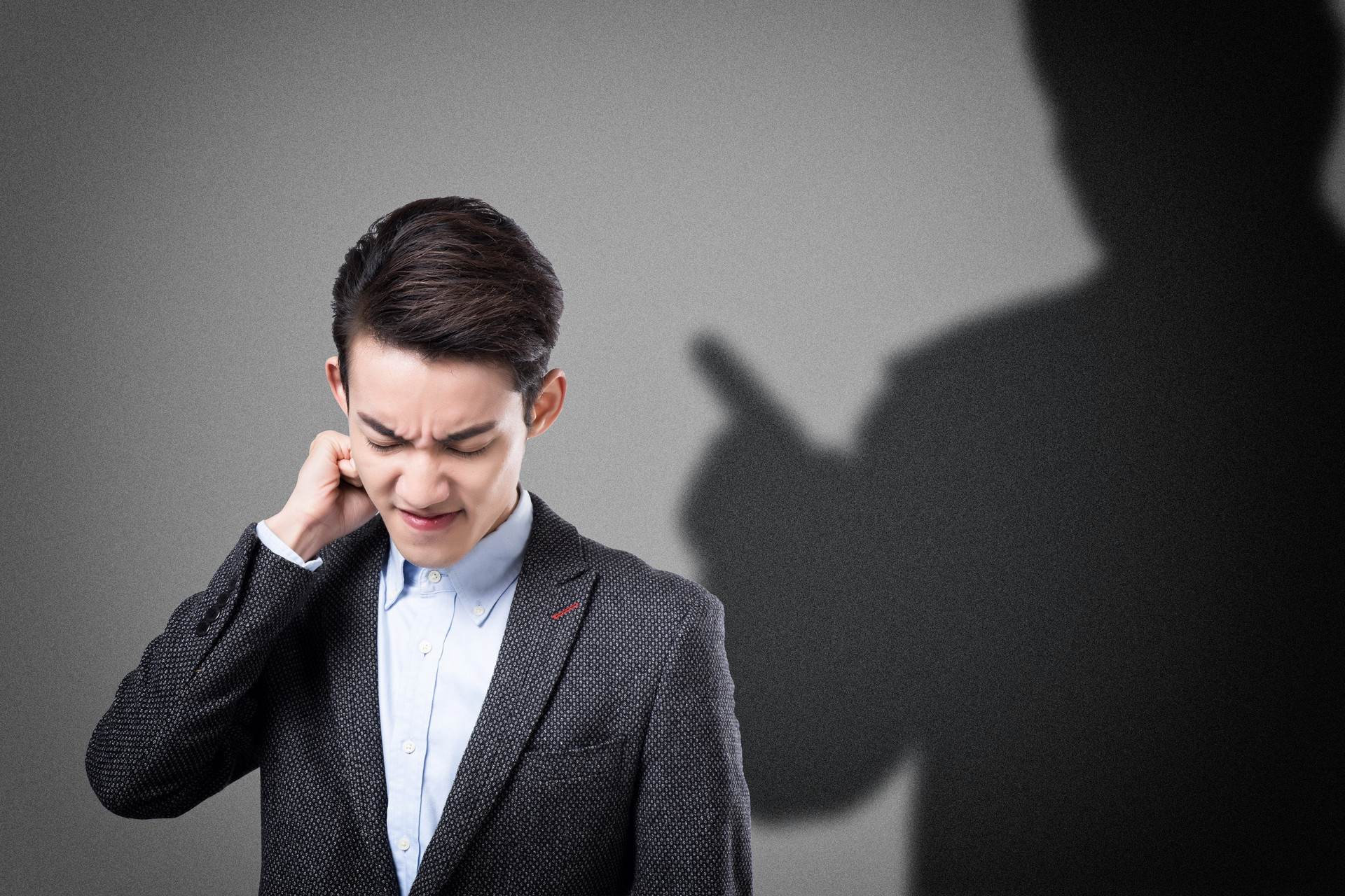 “老子上面有人!”,面对不服管理的“关系户”怎么办?捧杀他