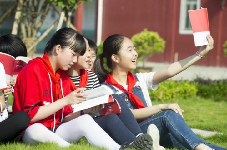 校长不让学生穿汉服进学校违法吗,校长不让学生穿耐克进学校