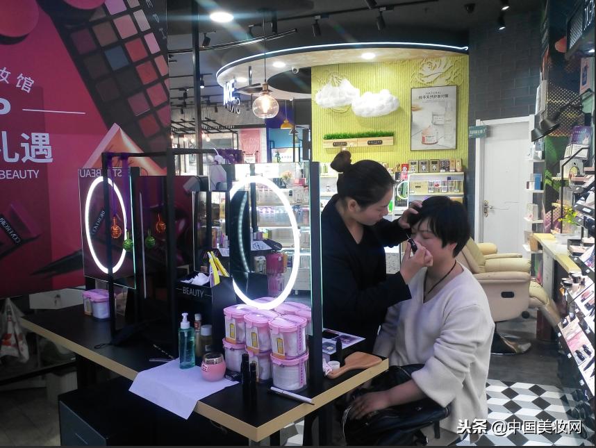 升维*局破**：2018中国化妆品店年度报告