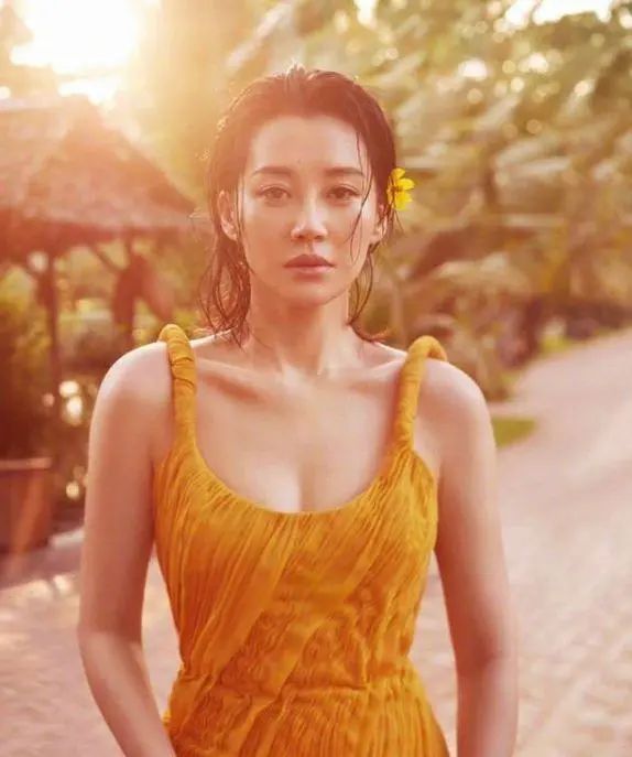 许晴52岁少女感十足,许晴52岁像25岁