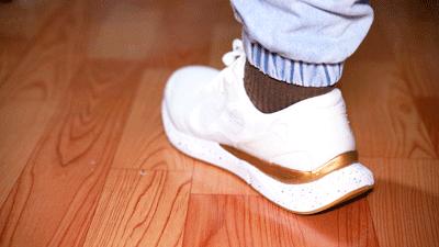 缓震支撑慢跑跑鞋纯黑,百元以内防滑跑鞋