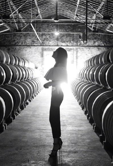 冻龄女神秦岚蕙质兰心气质出众,秦岚的穿搭一直都是独树一帜