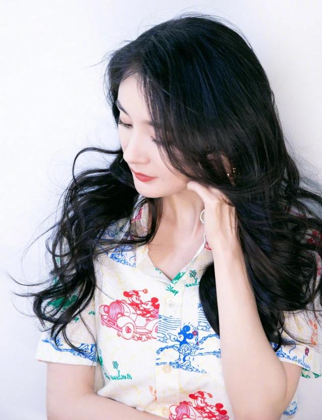 杨幂的腿到底有多绝,杨幂的腿依旧细到令人发指