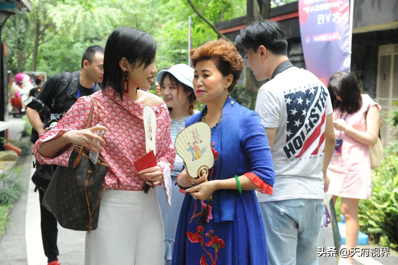 艺术与美食都不可或缺,超级红人节大V天艺村之行