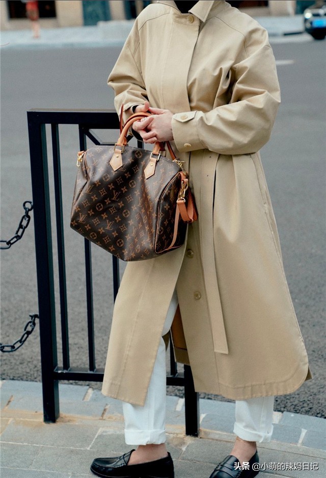 马丁靴搭配连帽风衣,冬天穿风衣千万别配两种裤子