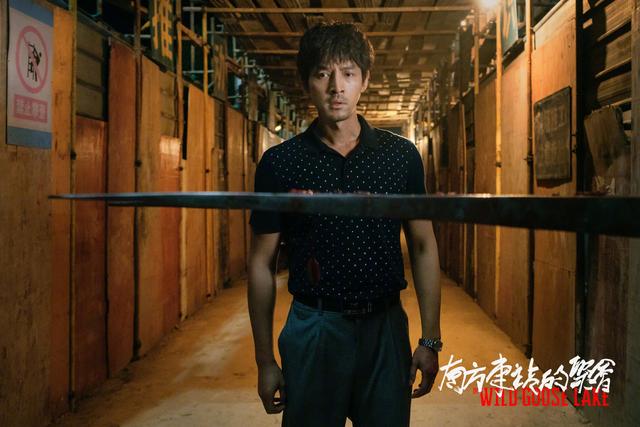 鑳℃瓕绌挎垚鐜崼宸ヤ汉涓婅,鑳℃瓕涓轰粈涔堢┛鐜崼宸ヤ汉琛ｆ湇涓婅