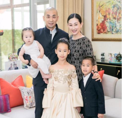 为生三胎代价大！张艺谋被罚巨款、佟大为女儿变领养、黄磊降职？