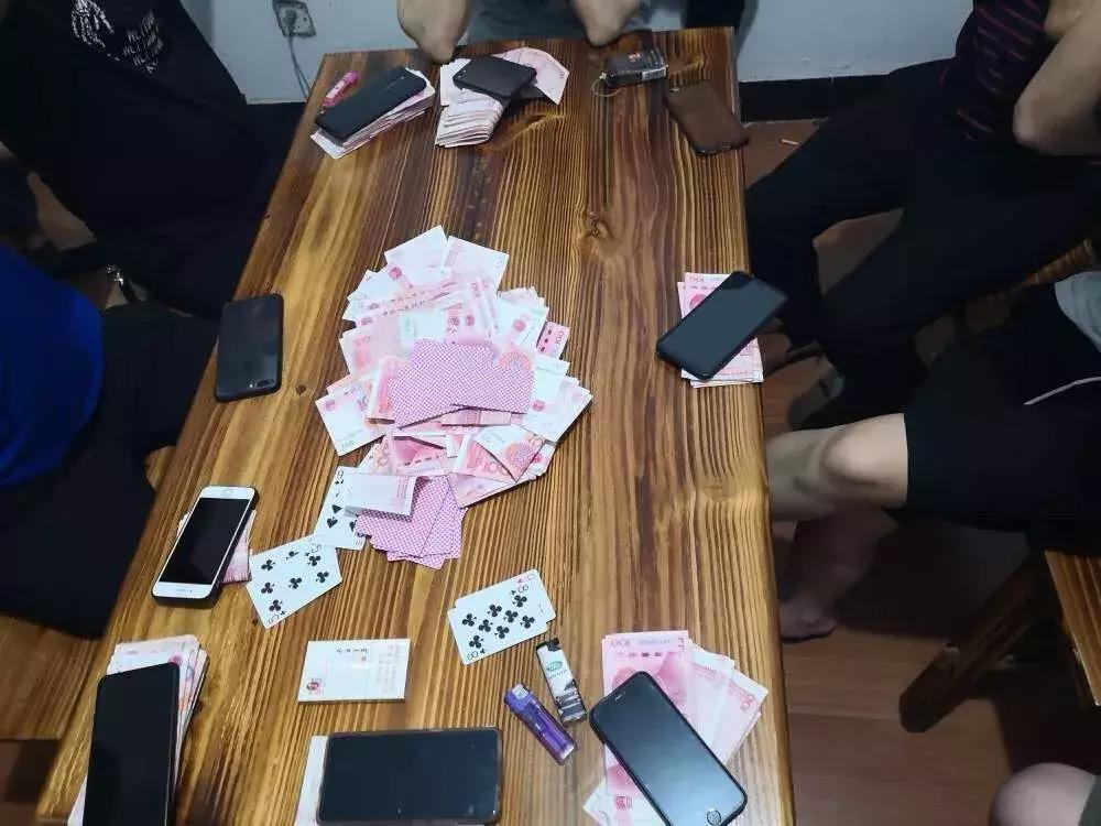 一句“不许动！”他们把钱当废纸一样乱丢……