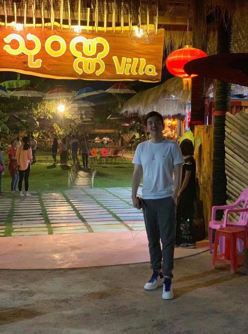 留学生美国做直播卖货，靠一部手机暴富后却休了学，美国人看不懂