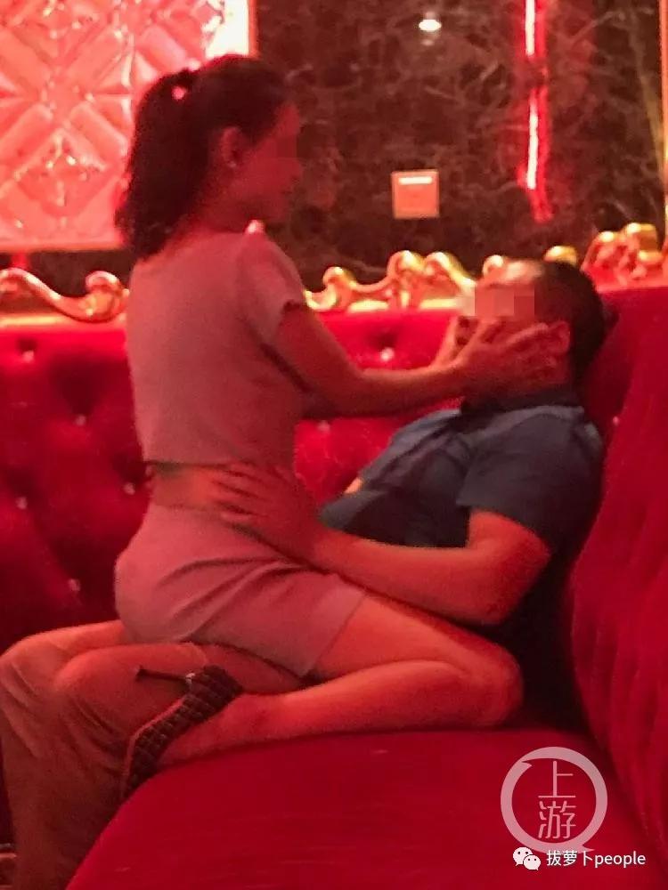 村干部醉酒后躺陪酒女怀中当事人称可能被人“设套”摆拍