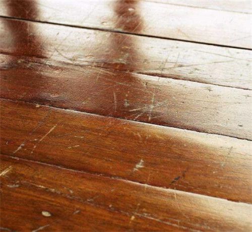 木地板有划痕抛光打蜡能处理吗,浅色木地板上的黑色划痕怎么处理
