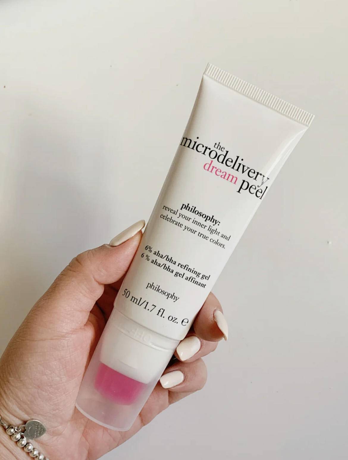 脸上有个光滑不痛不痒的小疙瘩,脸上皮肤粗糙长疙瘩是怎么回事