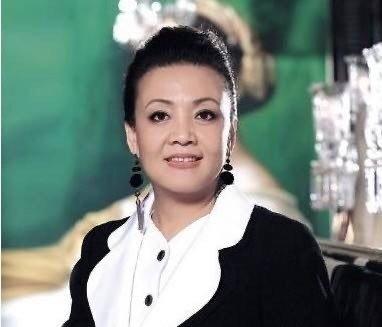 北京女人，开餐厅杀蛇无数身家达25亿，亲弟被杀，破产后做直播