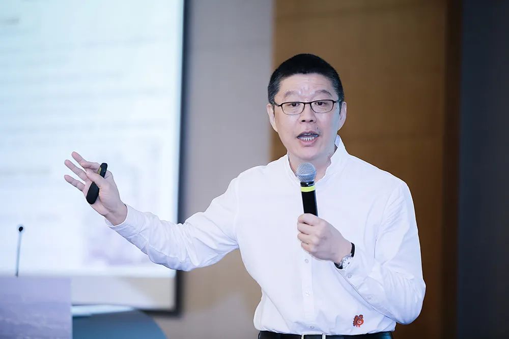 李忠：用钢笔记录粉笔