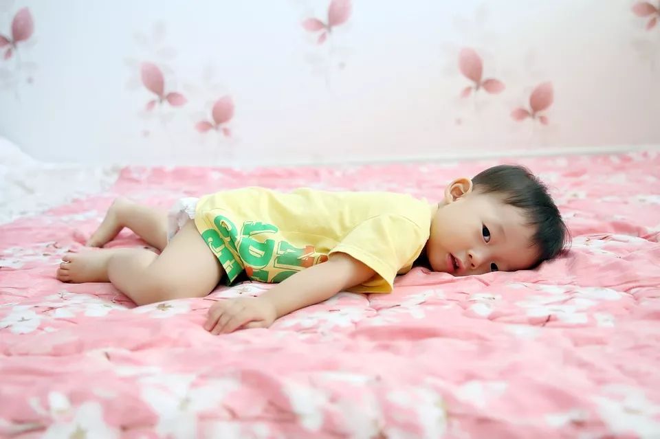 天气热穿纸尿裤要注意什么,穿纸尿裤捂红了怎么办