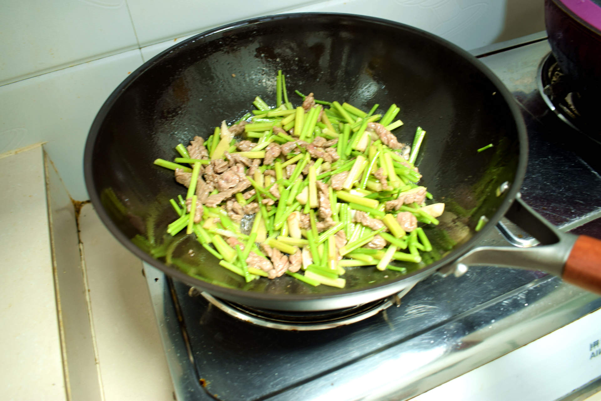 不沾油烟的炒菜锅,最好的炒菜铁锅推荐