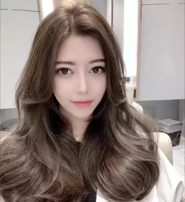 小脸发型女2020流行中短烫发发型,小脸发型女2020流行发型超短发