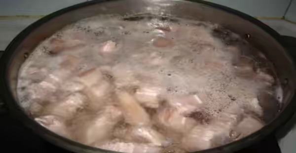 为什么煮粥会起很多白沫,煮肉泡沫多怎么回事