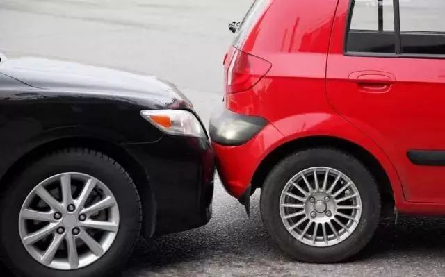 车辆刮蹭如何补漆,车辆刮蹭现场