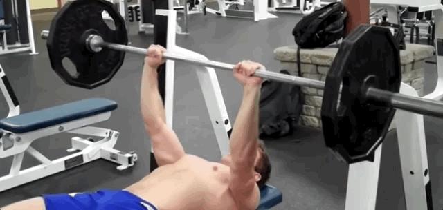 做卧推时肩膀突然疼一下,做卧推肩膀酸怎么办