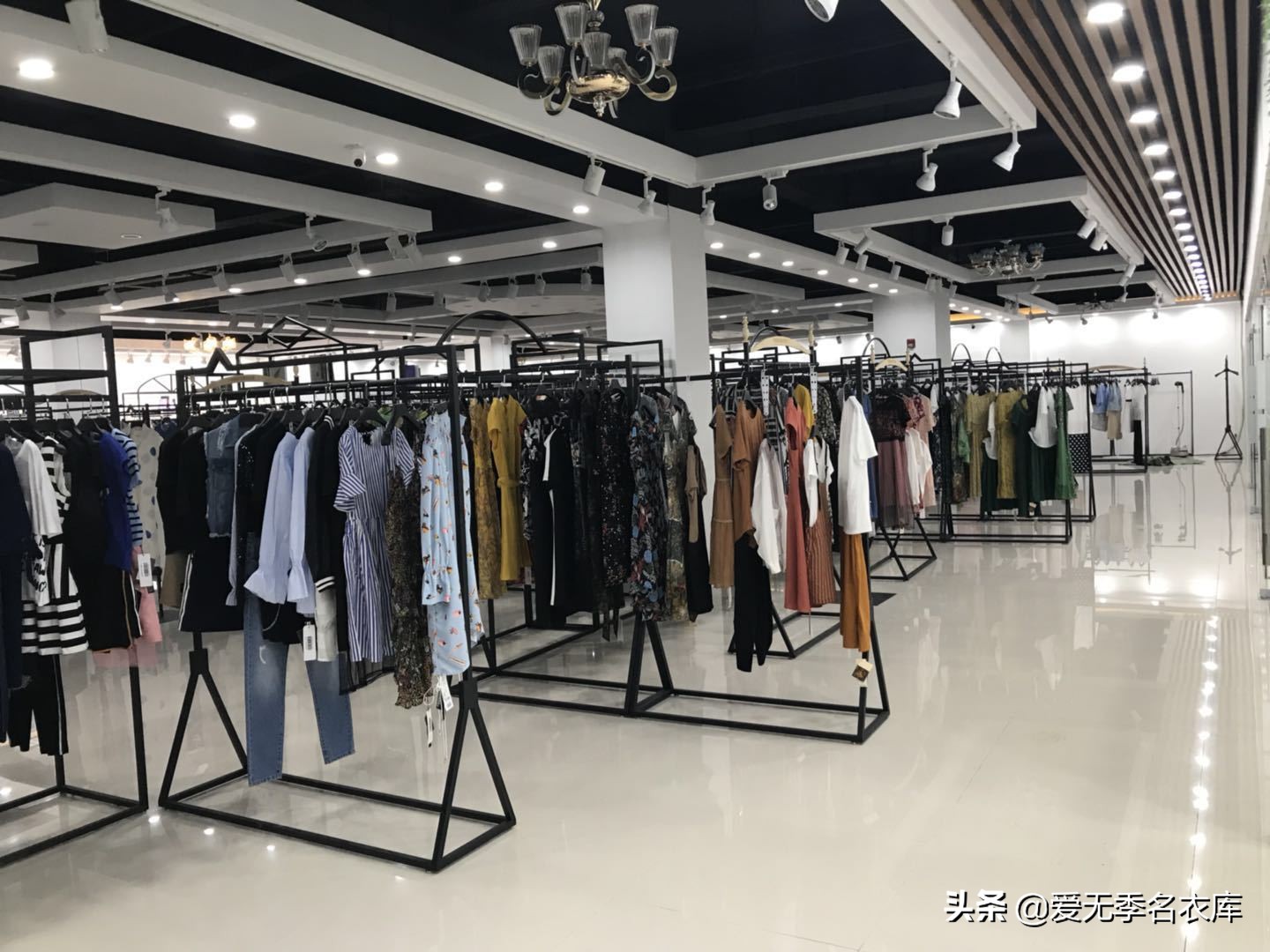 怎么逛批发服装店,县城服装折扣店从哪里进货
