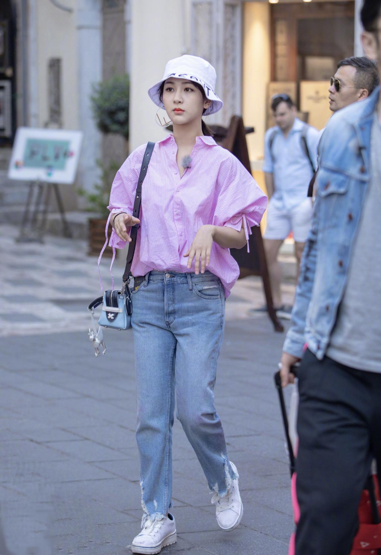 杨紫穿的很亮外套,杨紫穿长款羽绒服小视频