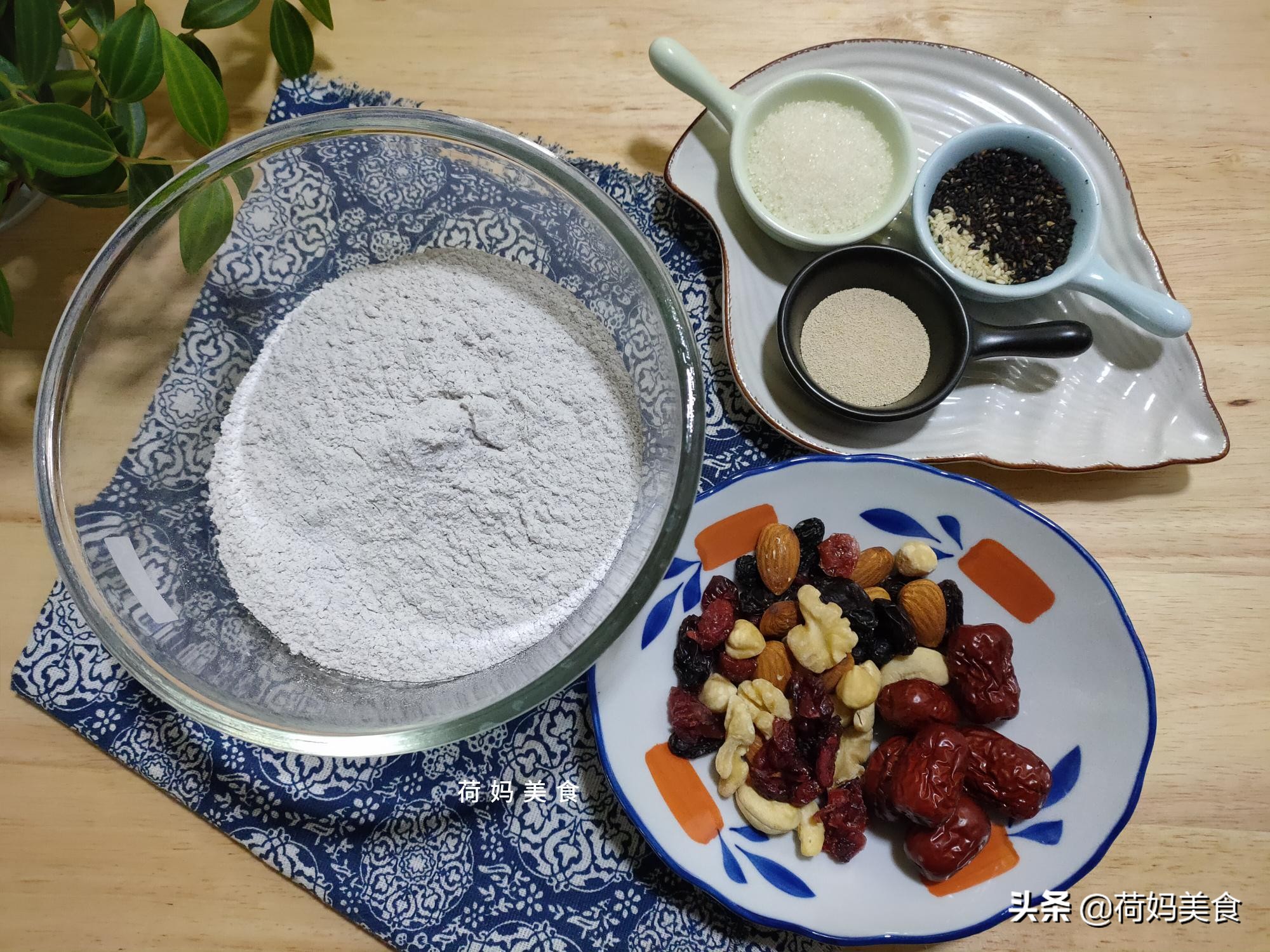 闺女不爱吃馒头,用黑米和糯米粉做面包