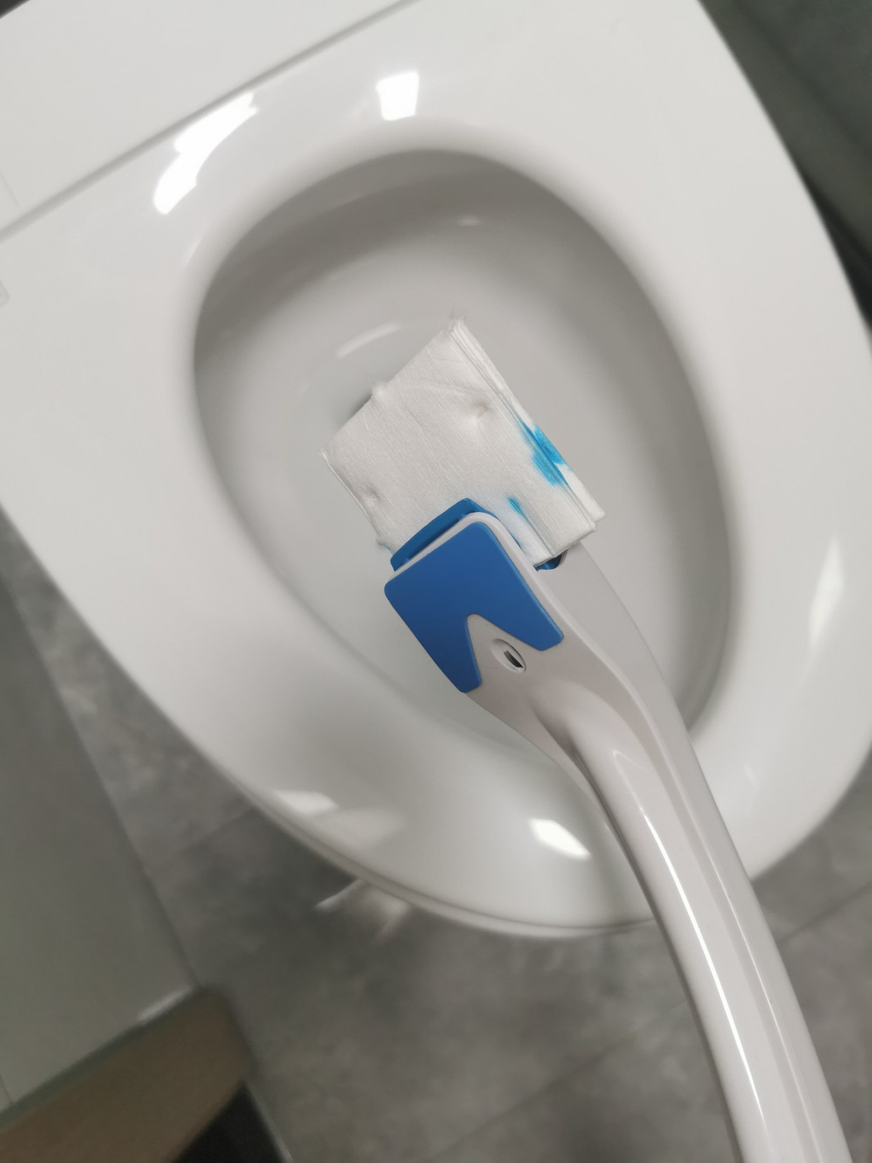 同样是小卫生间，看看人家的马桶边布置，干净利落、清清爽爽