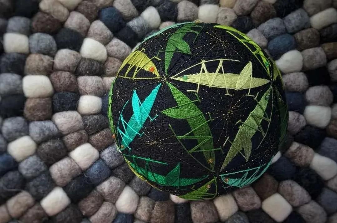 惊艳！“球上刺绣”你见过吗？她在球上绣出二十四节气，无数粉丝为之打call