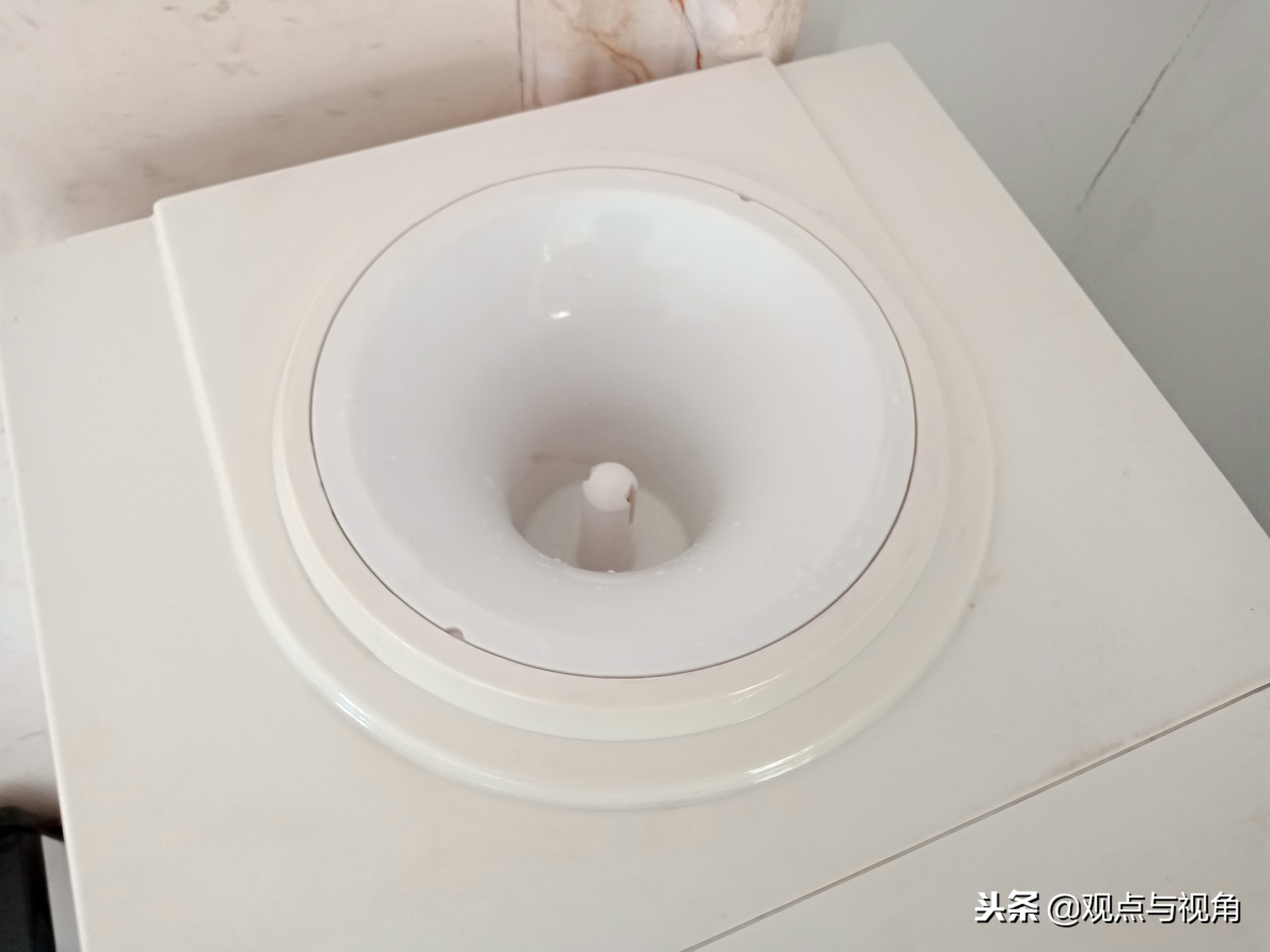 防止饮水机出现污垢用什么,柜式饮水机长期不洗有多脏