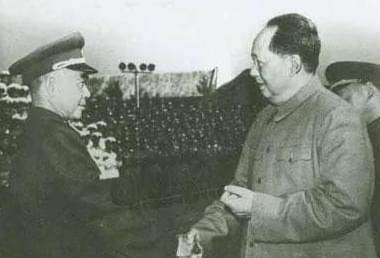 1955年授衔，毛*东泽**看到了熟悉的面孔，走过去说：你成为少将了？