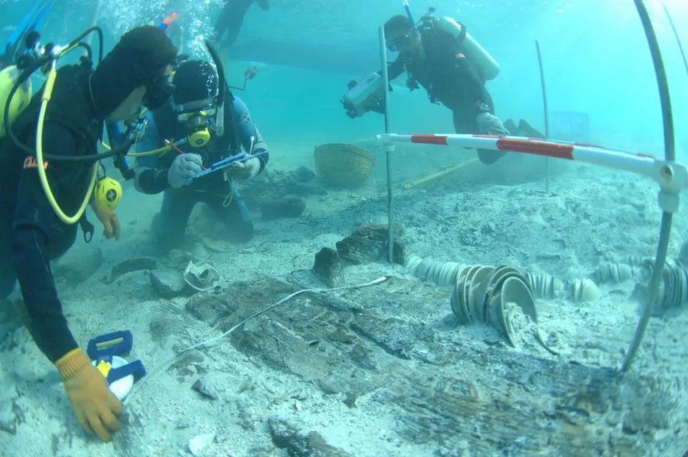 科学家发现深海巨型船,海下探险时发现巨型沉船