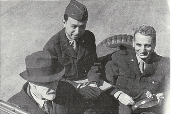 毛主席给钱学森递烟，还没给到又收了回去，毛主席：要自力更生