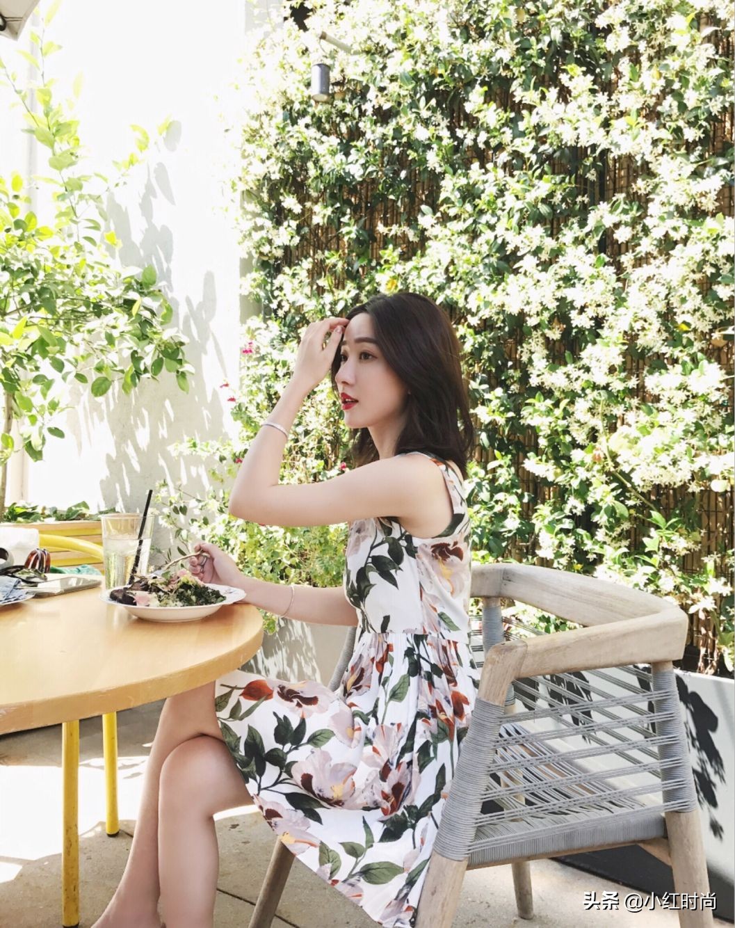 春夏碎花单品怎么搭配衣服,小碎花的正确搭配尽显少女气质