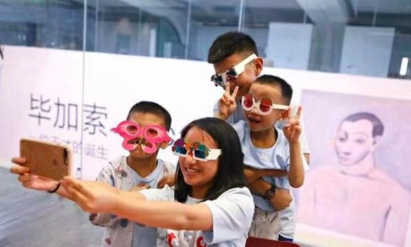 王菲女儿李嫣15岁多高,王菲女儿李嫣晒照越来越成熟了