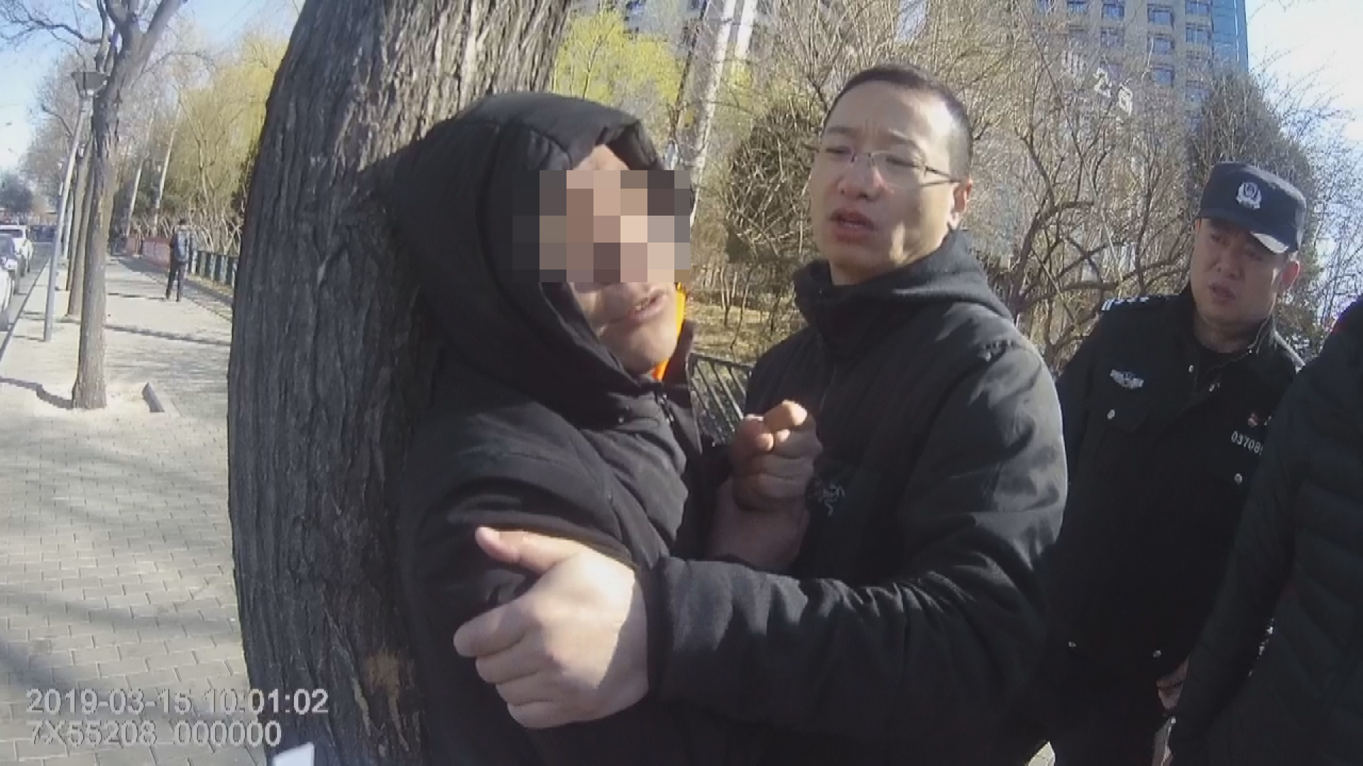 男子突发疾病挣扎街头民警紧急救助挽回生命海淀公安民警上演街头生死救援