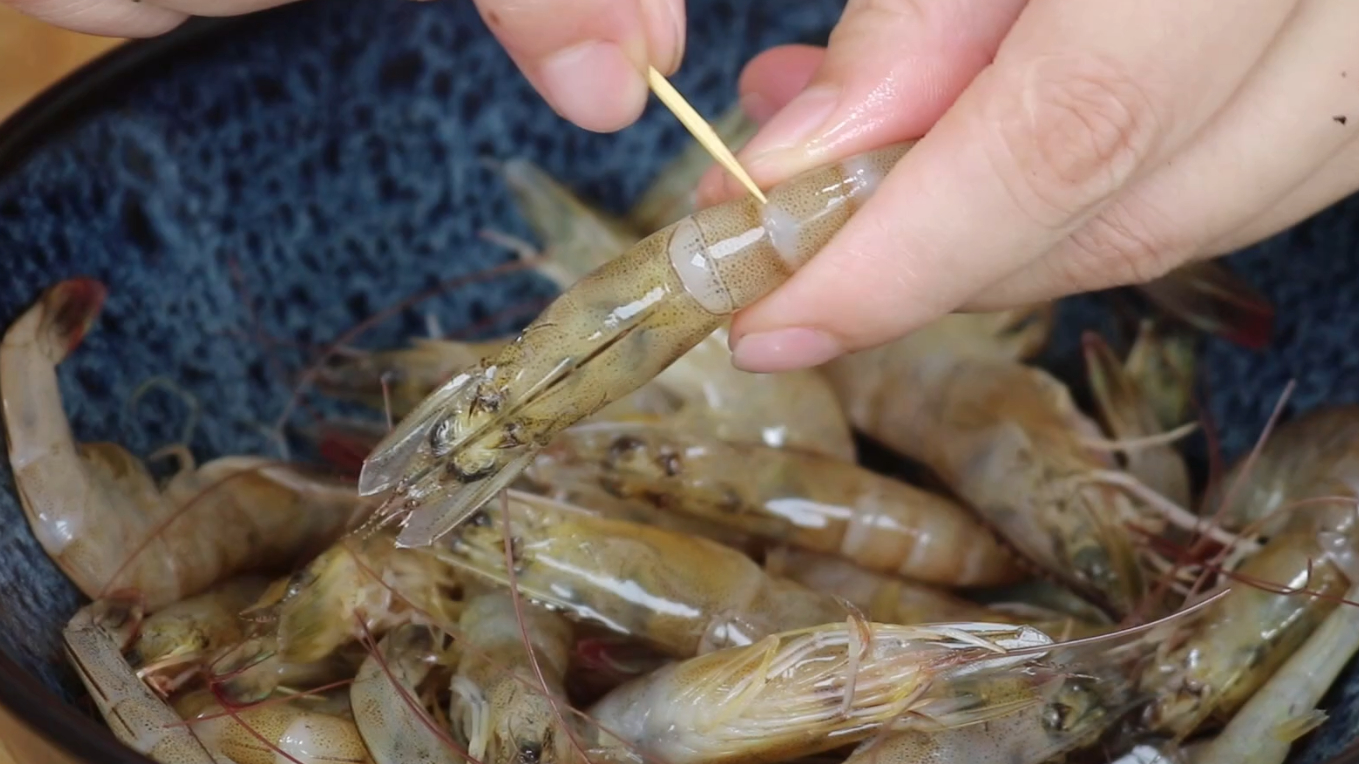 这才是大虾最好吃的做法不水煮,大虾这样做金黄酥脆好吃又解馋