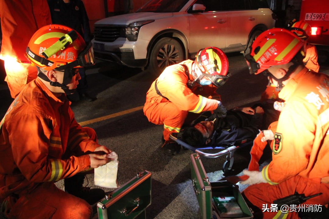 贵安大道车祸现场,福州贵安大货车侧翻