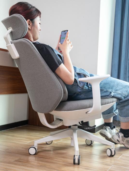 小米有品众筹白领第一把办公椅，仅899可连APP，90后：太划算