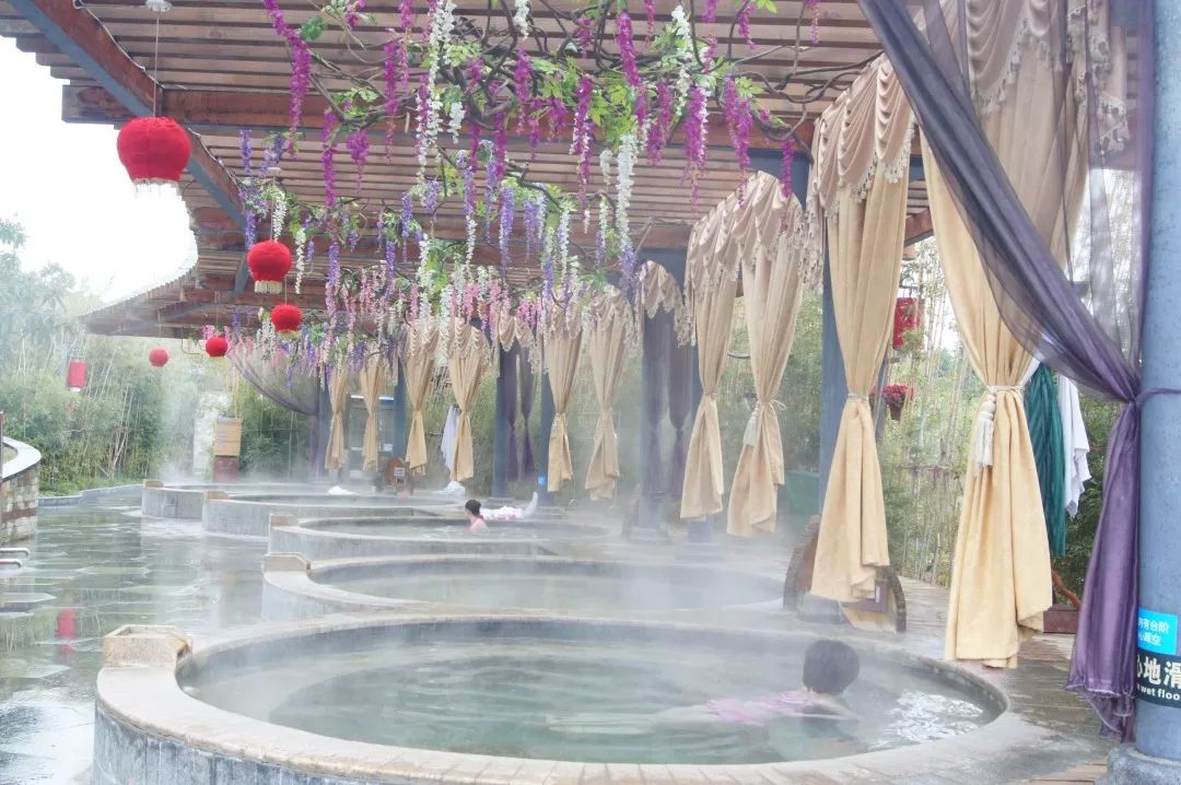 泰州华侨城温泉奥思廷酒店399元起，高级房，泡温泉，体验高尔夫