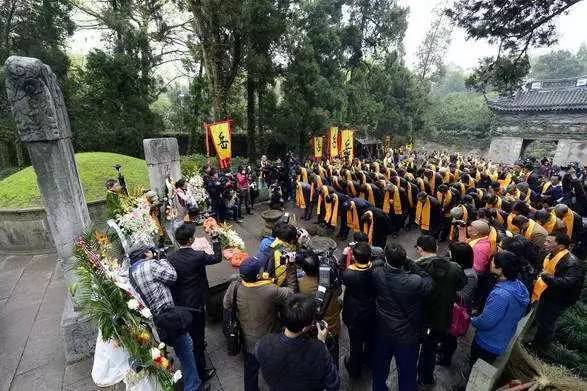 岳飞现在的后人有长的像岳飞的吗,岳飞后代现在最有名的人是谁