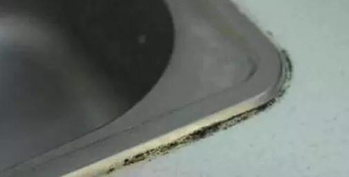 玻璃胶时间久了变黑变黄如何清理,厨房水槽玻璃胶发霉变黑怎么办