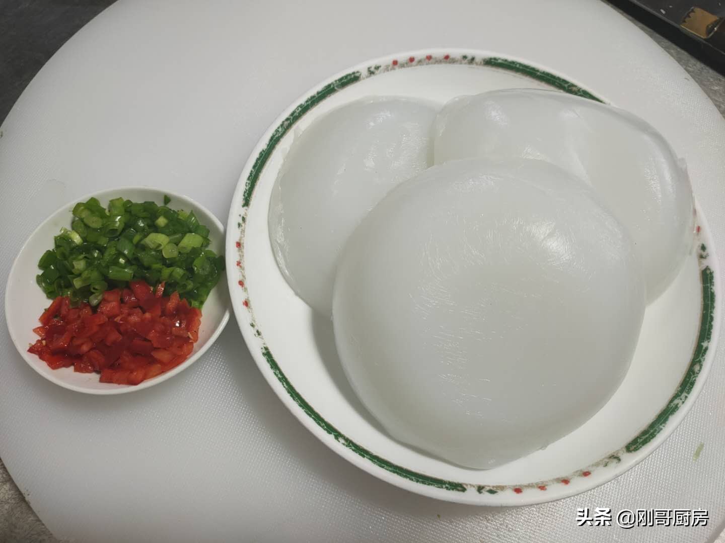 炒凉粉要不要焯水,炒凉粉要不要拿油刨下